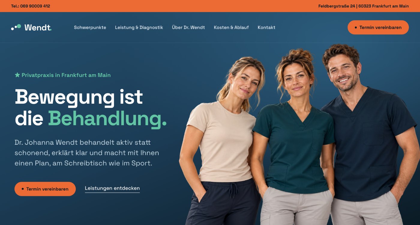 Startseite in Petrol über die volle Breite, orange Kontaktleiste über der Navigation, dreiköpfiges Praxisteam rechts im Bild, Headline „Bewegung ist die Behandlung.“ mit mintfarbenem Wort in einer technischeren Groteske und oranger Schaltfläche „Termin vereinbaren“