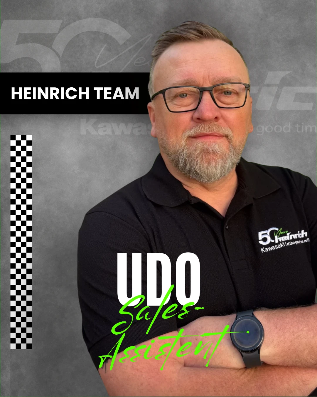 Instagram-Post „Heinrich Team“: Udo, Sales-Assistent, mit verschränkten Armen vor grauem Grund
