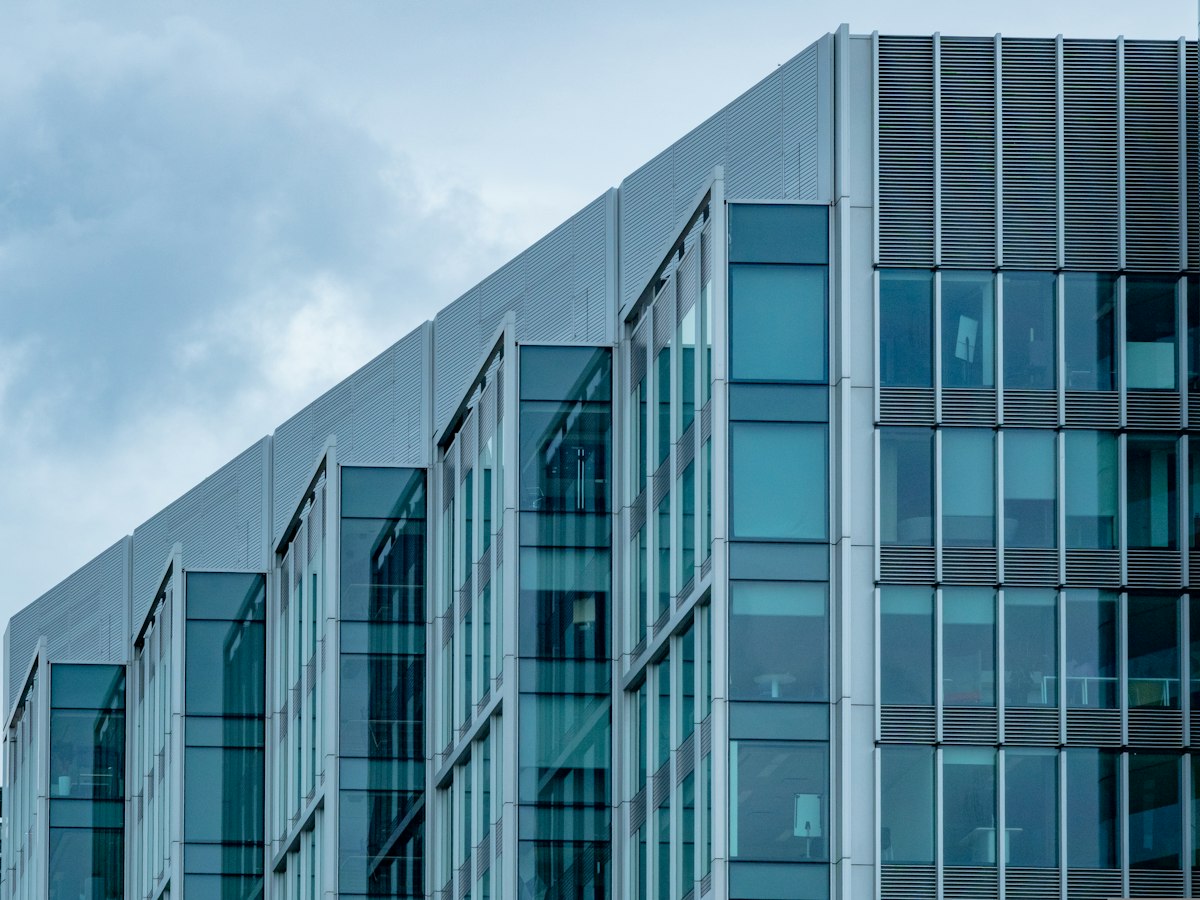 Bürogebäude mit Glasfassade