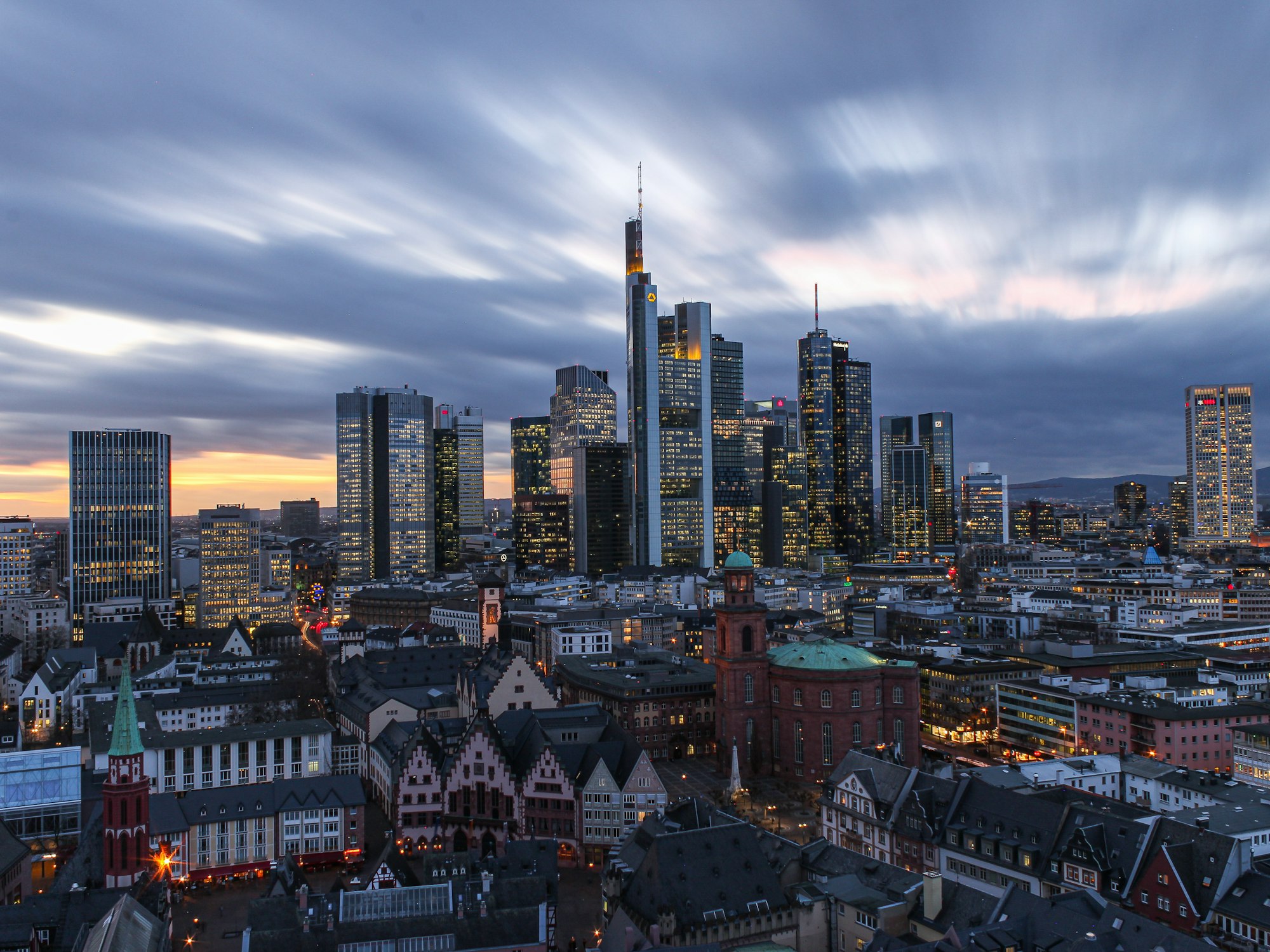 Skyline des Rhein-Main-Gebiets in der blauen Stunde
